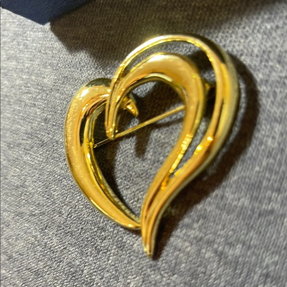American jewelry company this striking